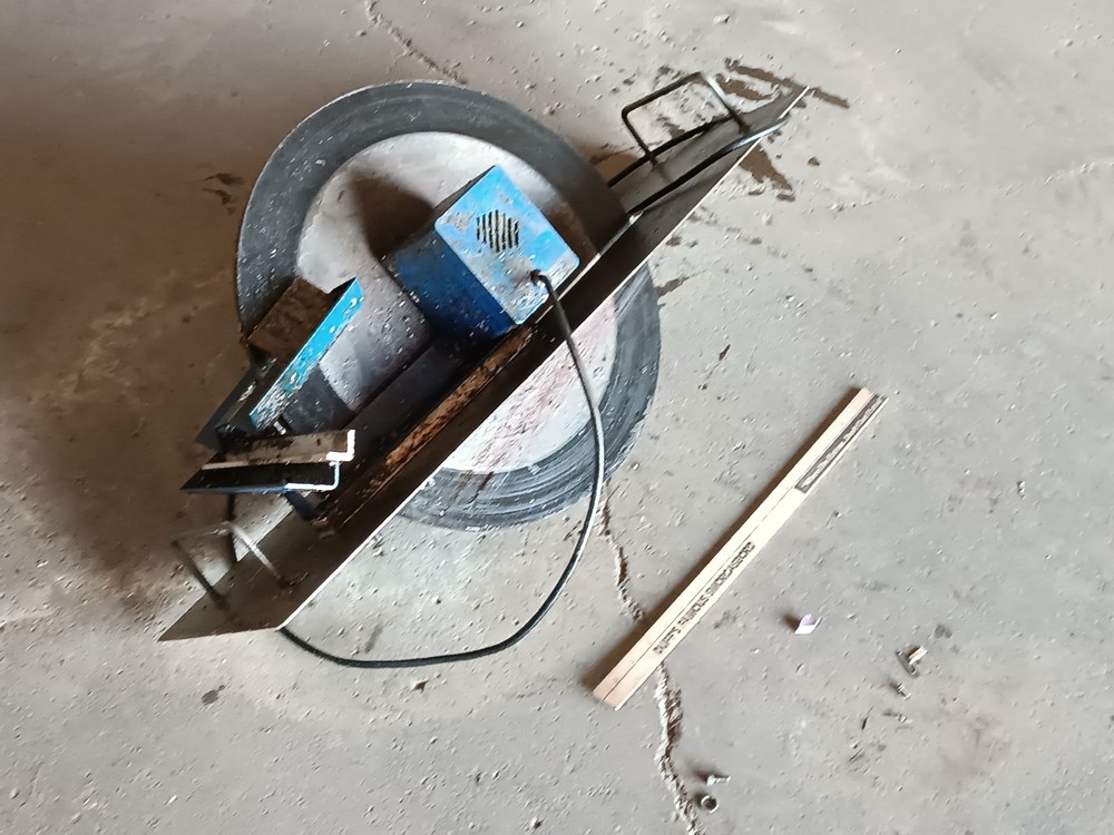 Unbranded Disk Type Oil Skimmer, 18 inch diameter – As Shown In Pictures