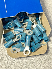 NEW Box of 100 Thomas & Betts Sta-kon 14RB-10X Ring Terminals 18-14 AWG #10 stud