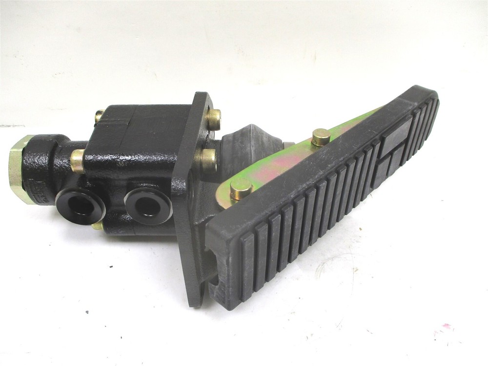 428-43-37100 GENUINE SINGLE BRAKE FOOT VALVE FOR KOMATSU WA700-3 WHEEL LOADER