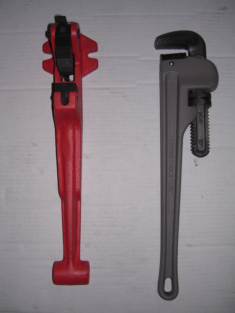 NEW FOOT VISE & PIPE WRENCH 1/2″-1-1/4″ RIDGID 300 700 141 161 Pipe Threader 811