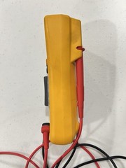 Fluke 117 True RMS Digital Multimeter w/Lead Set (Cat III 600V / 10A) with Case
