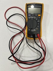 Fluke 117 True RMS Digital Multimeter w/Lead Set (Cat III 600V / 10A) with Case