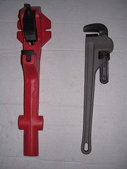 NEW FOOT VISE & PIPE WRENCH 1-1/4″-2″ RIDGID 300 700 141 161 Pipe Threader 811