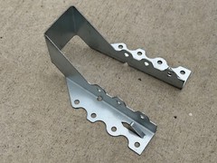 Sandbaggy Face Mount Joist Hanger for 2×6 and 2×8 Nominal Lumber (Galvanized)