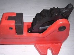 NEW FOOT VISE & PIPE WRENCH 1/2″-1-1/4″ RIDGID 300 700 141 161 Pipe Threader 811