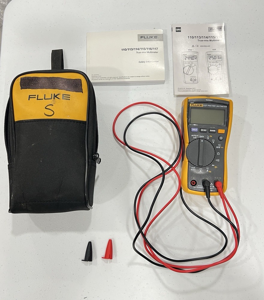 Fluke 117 True RMS Digital Multimeter w/Lead Set (Cat III 600V / 10A) with Case
