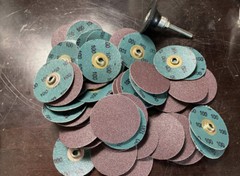 100 DISC LOT 3M Roloc Abrasive Sanding Die Grinder Discs 2″ 100 Grit w/ mandrel