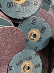 100 DISC LOT 3M Roloc Abrasive Sanding Die Grinder Discs 2″ 100 Grit w/ mandrel