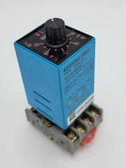 Cutler-Hammer TRN1P Electronic Timer 10A 120VAC 0-5 Min with D3PA2 Socket Base