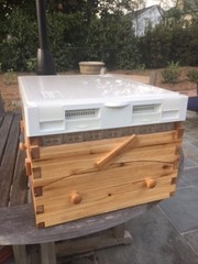 AWESOME Bee Hive Cover w/ Feeder & Inspection Window. No Need to Smoke Bees!